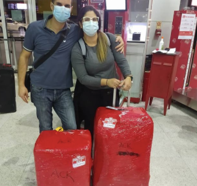 <p>Traveling peacefully with our luggage protected.</p>